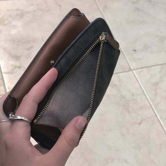 Michael Kors Wallet - Picture 4 of 8